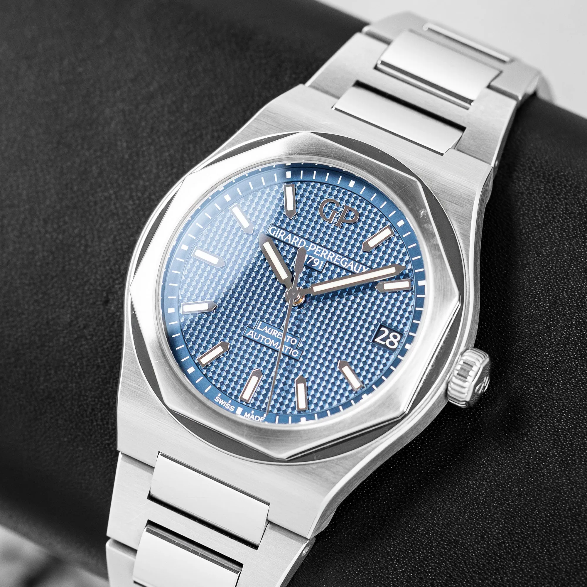 Girard Perregaux Laureato 81010-11-431-11A