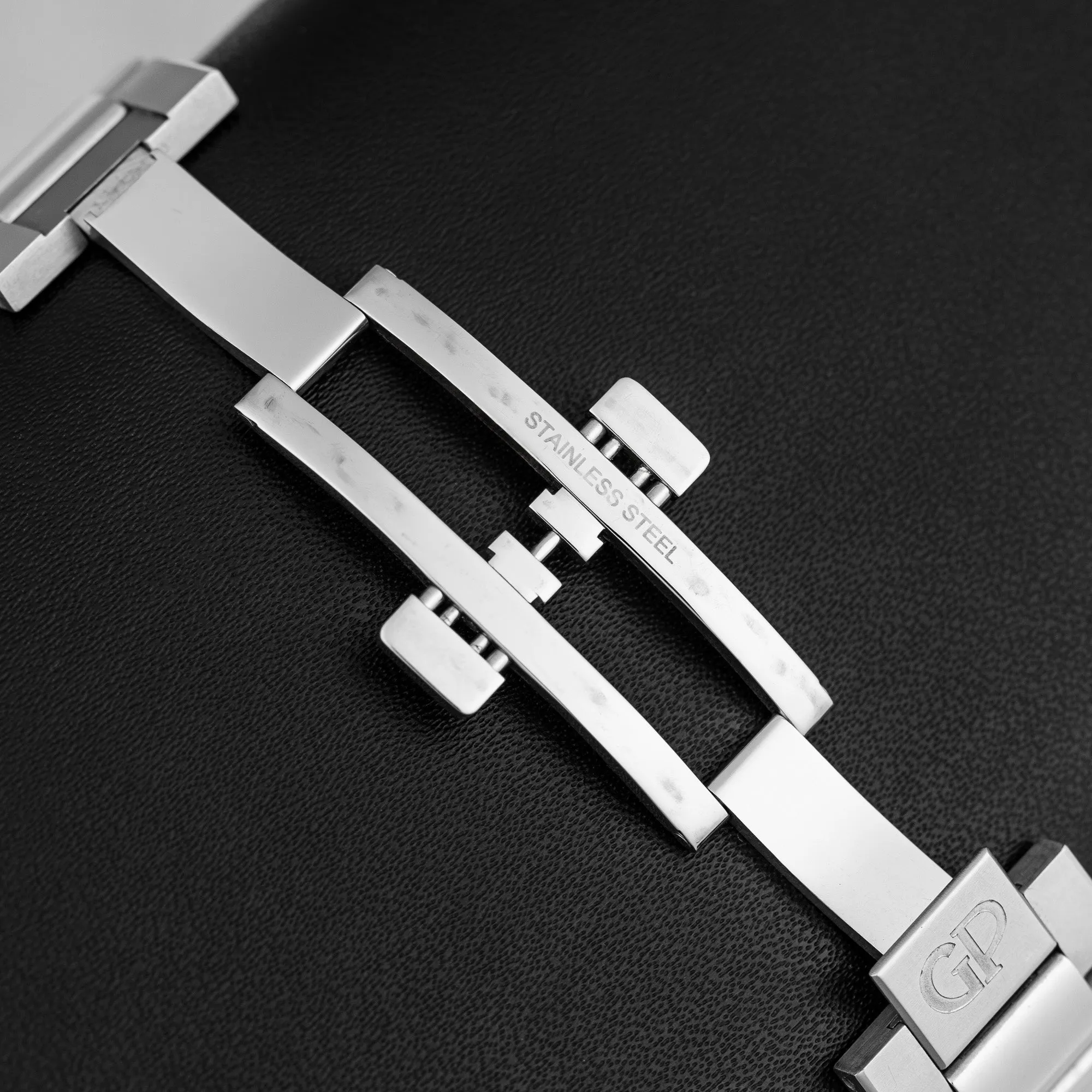 Girard Perregaux Laureato 81010-11-431-11A