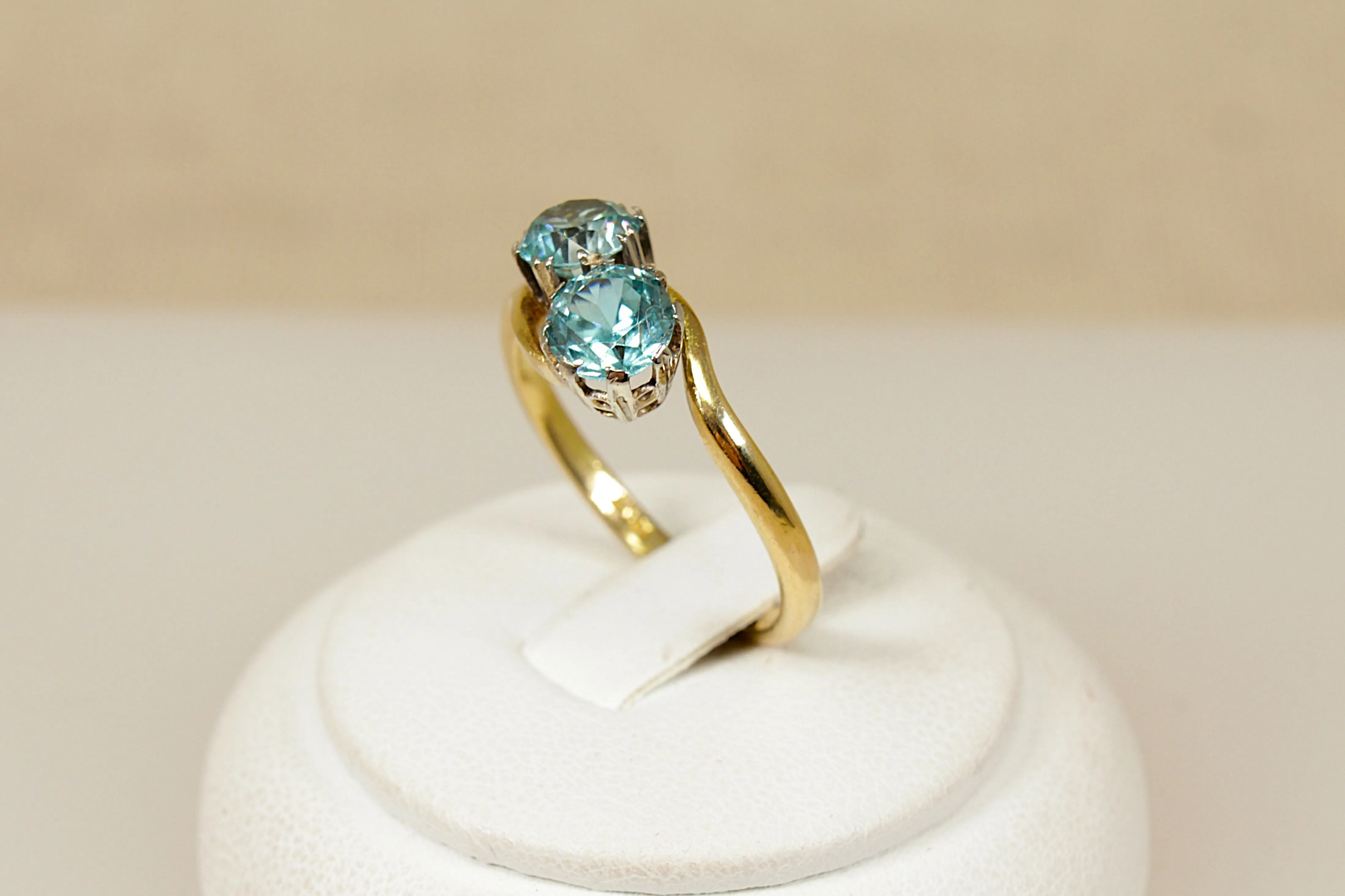 Vintage 18ct Gold & Blue Zircon Duo Ring