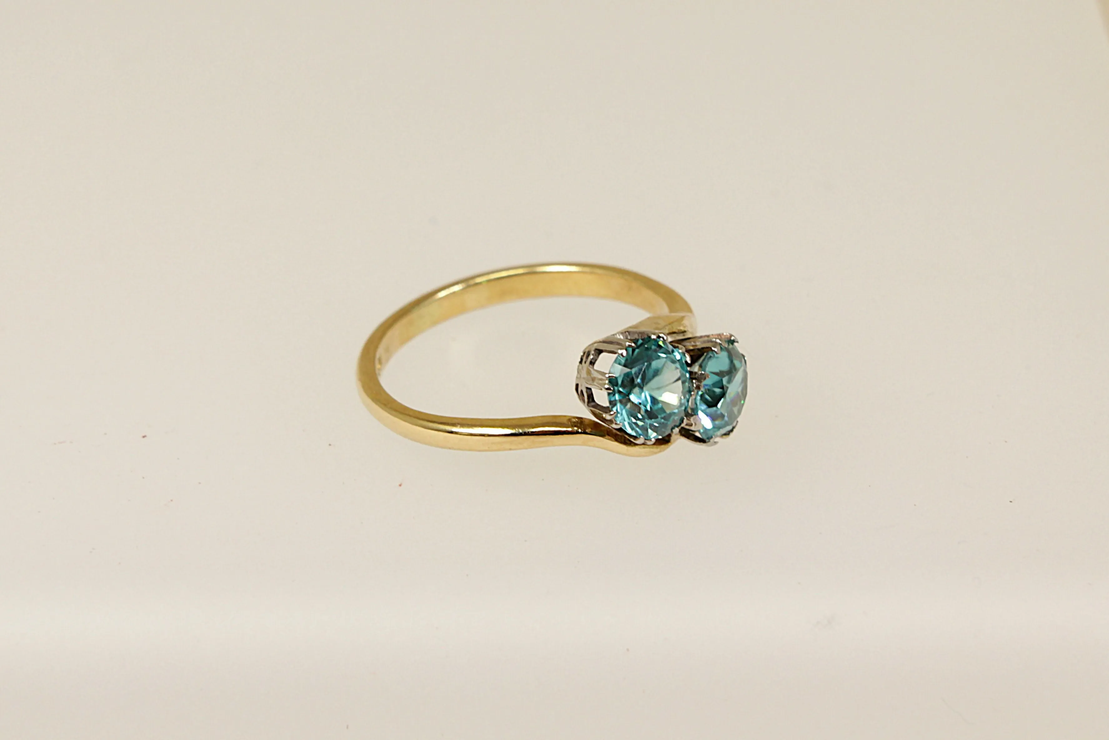 Vintage 18ct Gold & Blue Zircon Duo Ring